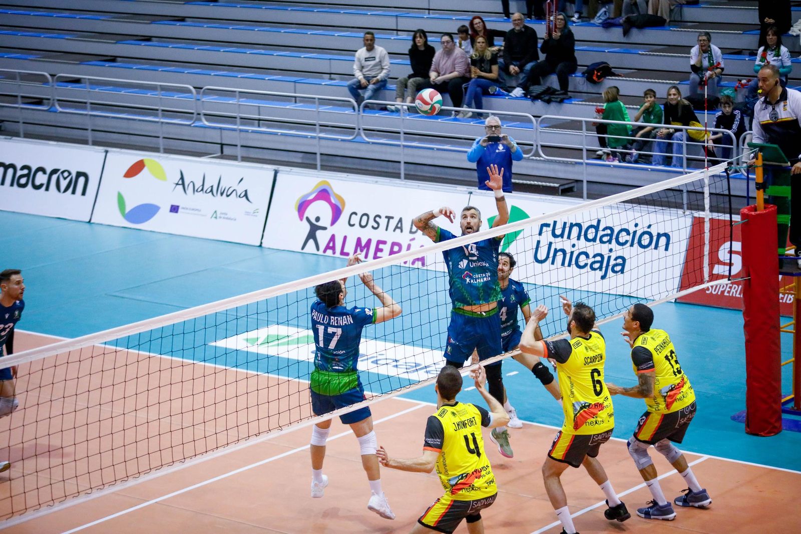 Las imágenes del Unicaja Costa de Almería-Leleman Conqueridor, primer partido del play off por el título de Superliga en Almería
