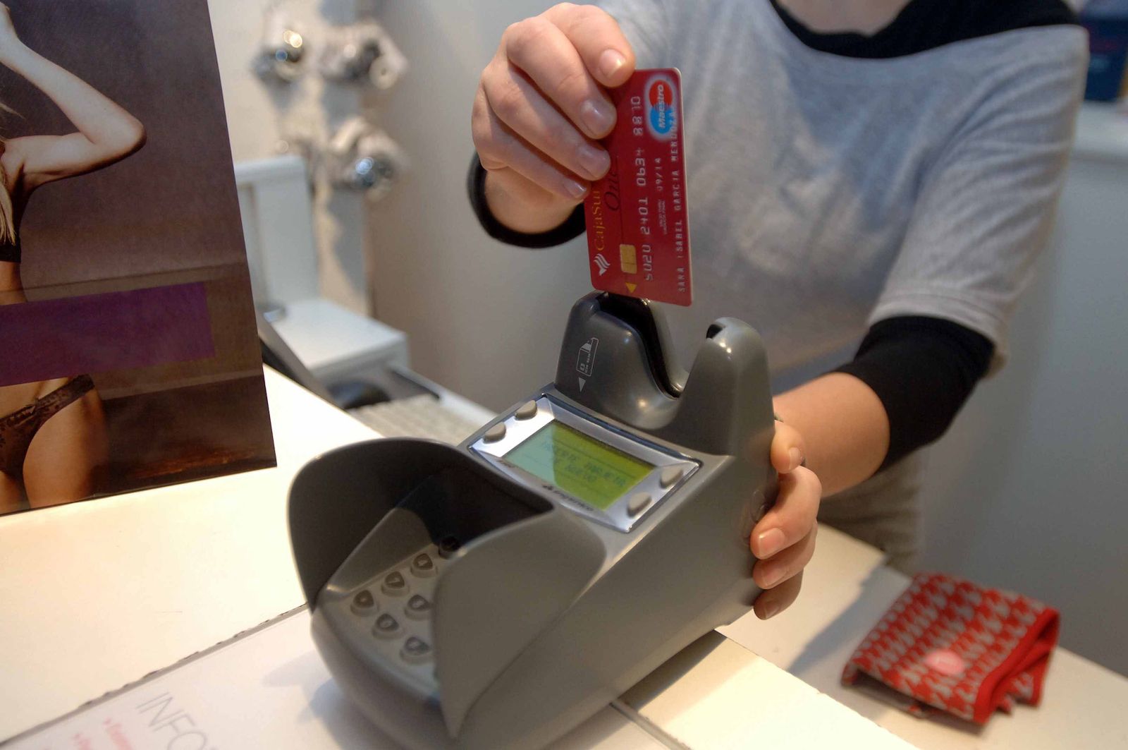 Esto es lo que ocurrirá a partir de ahora cuando pagues con tarjeta más de 30 euros