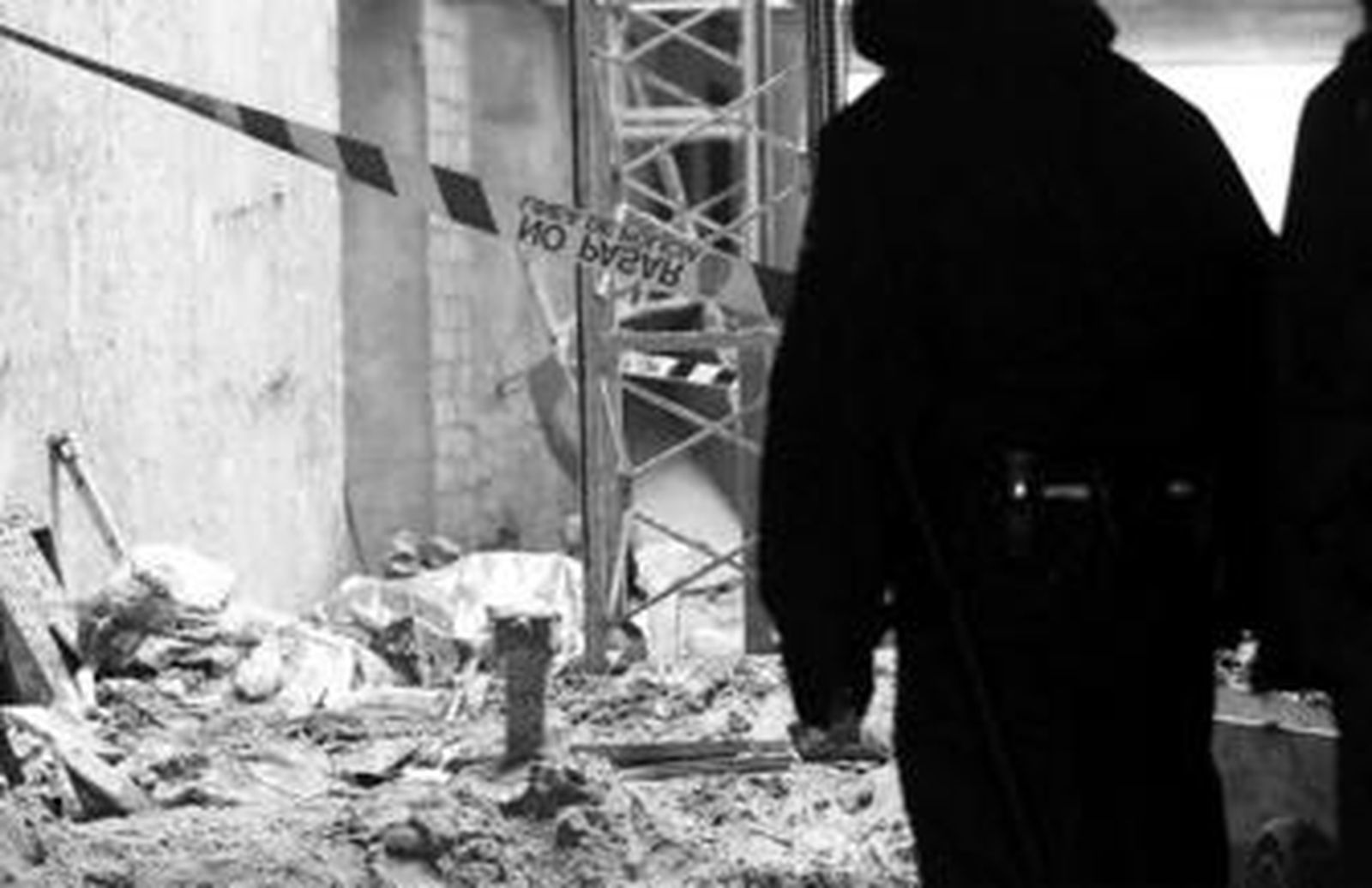 El interior del edificio en el que se produjo el trágico siniestro. Al fondo, el cuerpo del fallecido cubierto.