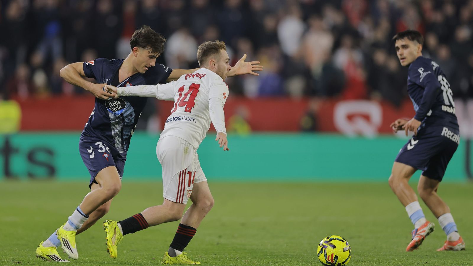 Peque trata de zafarse del acoso de Javi Rodríguez.