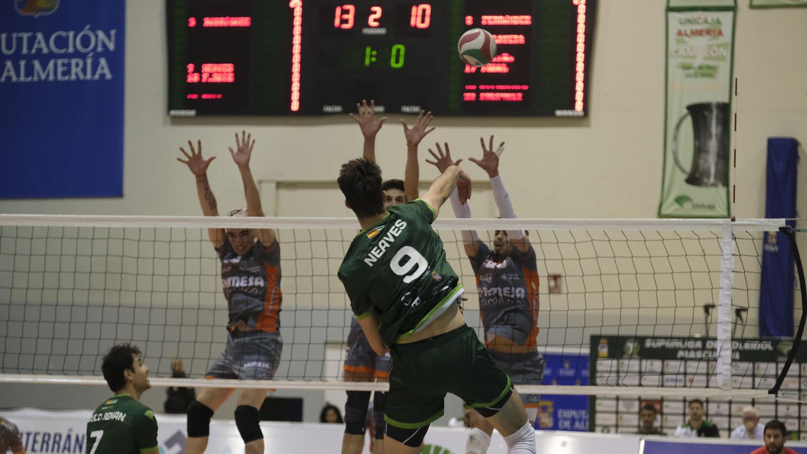 El canadiense Neaves ejecuta un remate durante un partido disputado en el Moisés Ruiz.