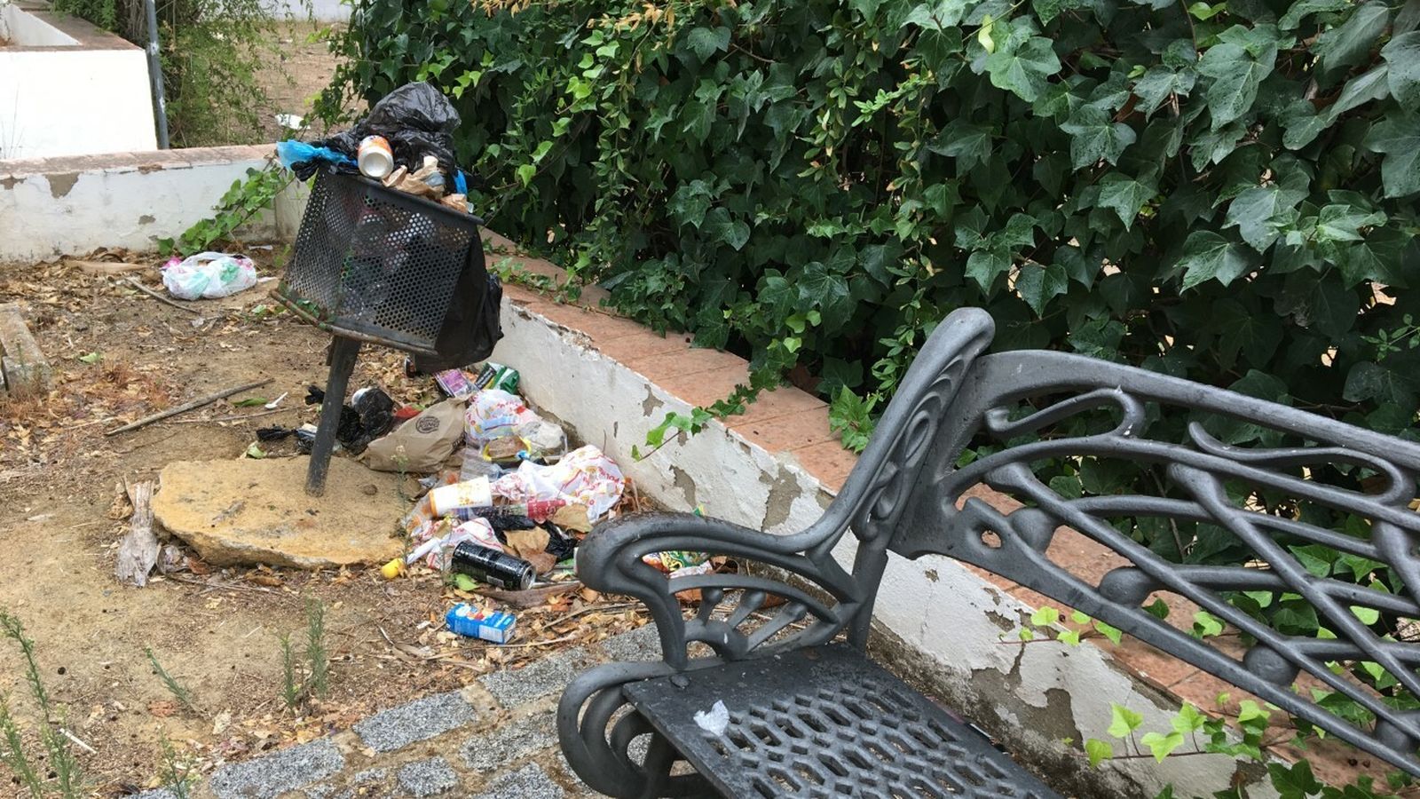 El estado que presentaba una zona de esparcimiento, en la zona centro, el pasado 23 de octubre.