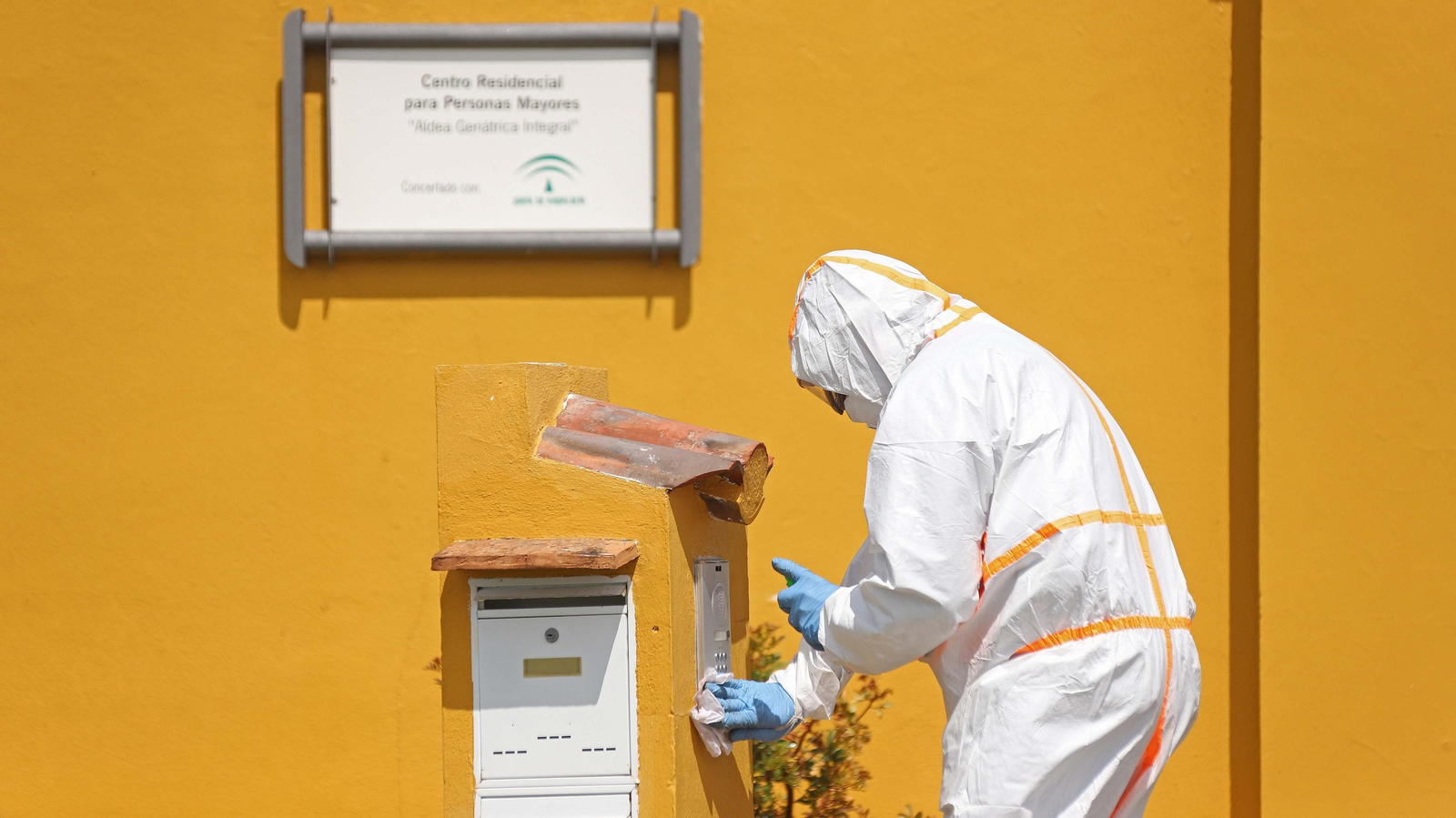 Tareas de desinfección del Infoca en Facinas