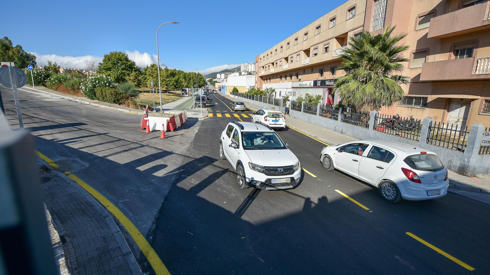 Varios coches circulan por una calle de Algeciras.