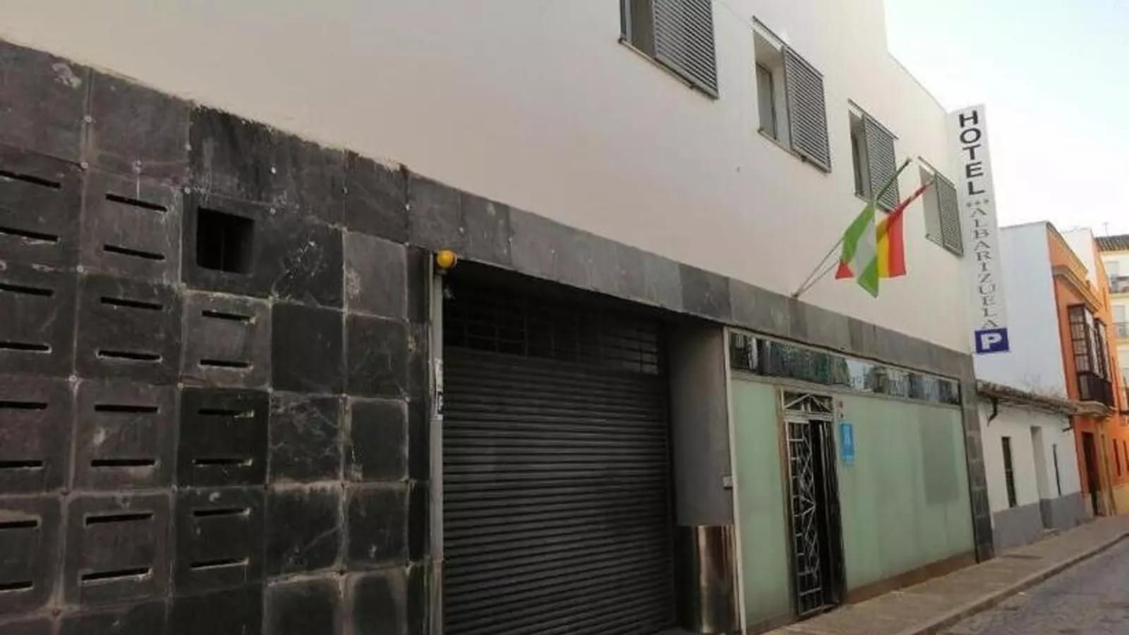 Fachada del nuevo centro de acogida de inmigrantes de Jerez habilitado en el hotel La Albarizuela.