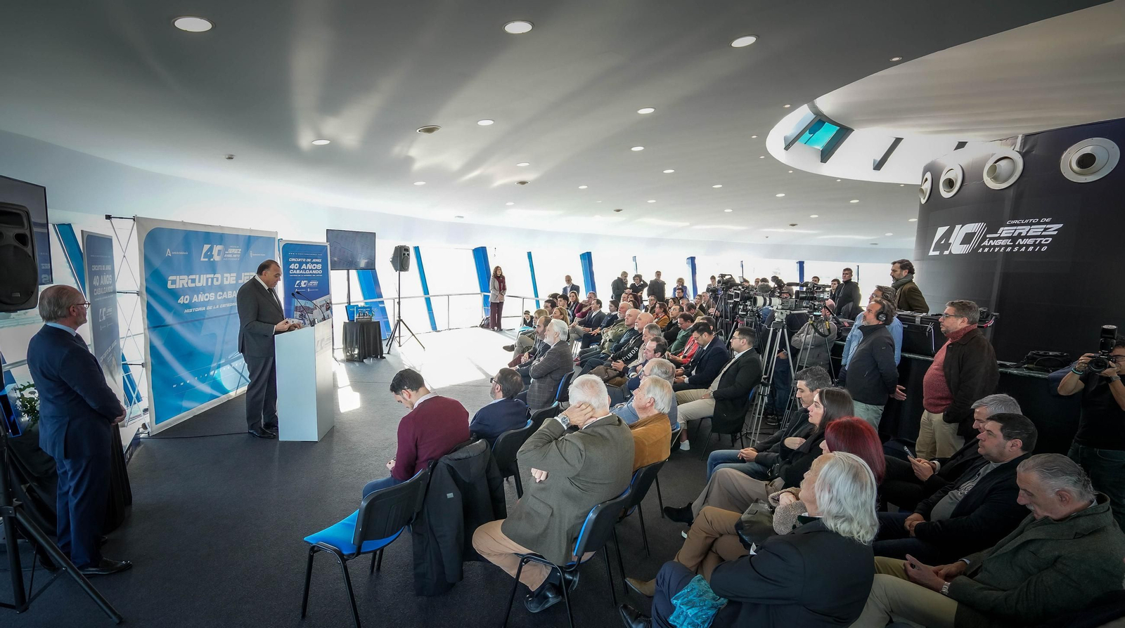 Imágenes de la presentación del libro '40 años Cabalgando' en el Circuito de Jerez
