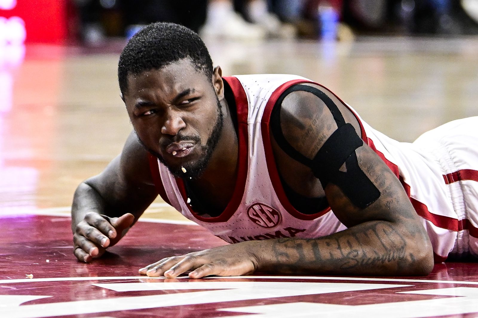 Baloncesto | El base de Oklahoma, Duke Miles, se rompe un diente tras caer por un balón suelto