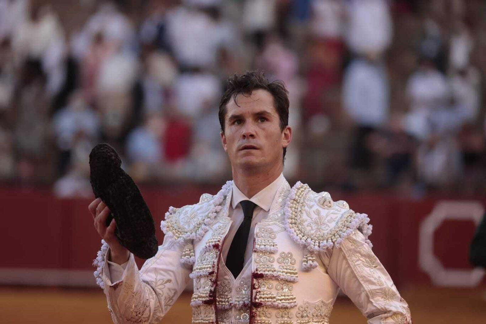 Daniel Luque saluda al tendido.