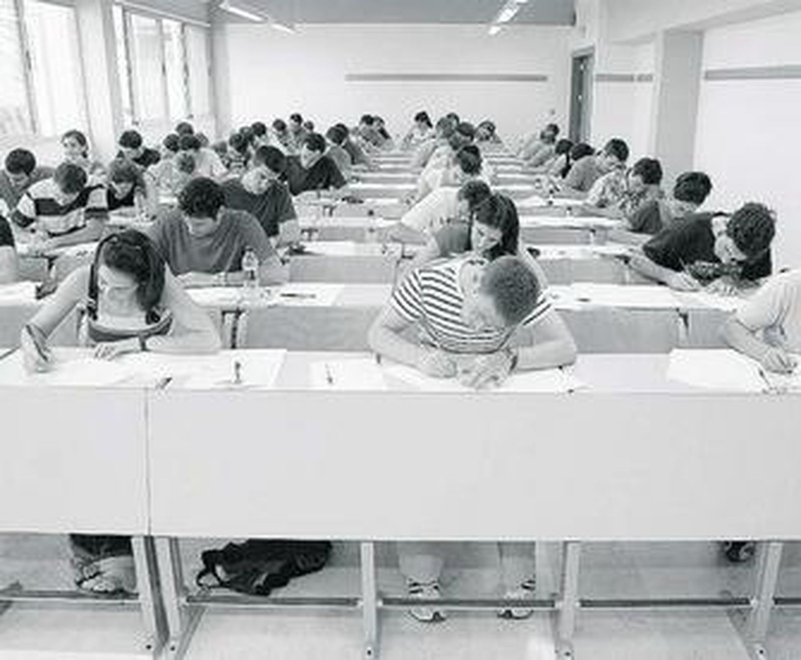 Imagen de archivo de opositores durante la realización de una prueba.