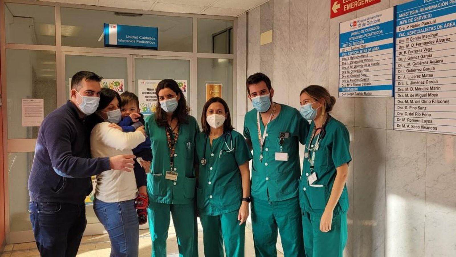 La familia, al alta, con profesionales de la UCI del Hospital Doce de Octubre, de Madrid.