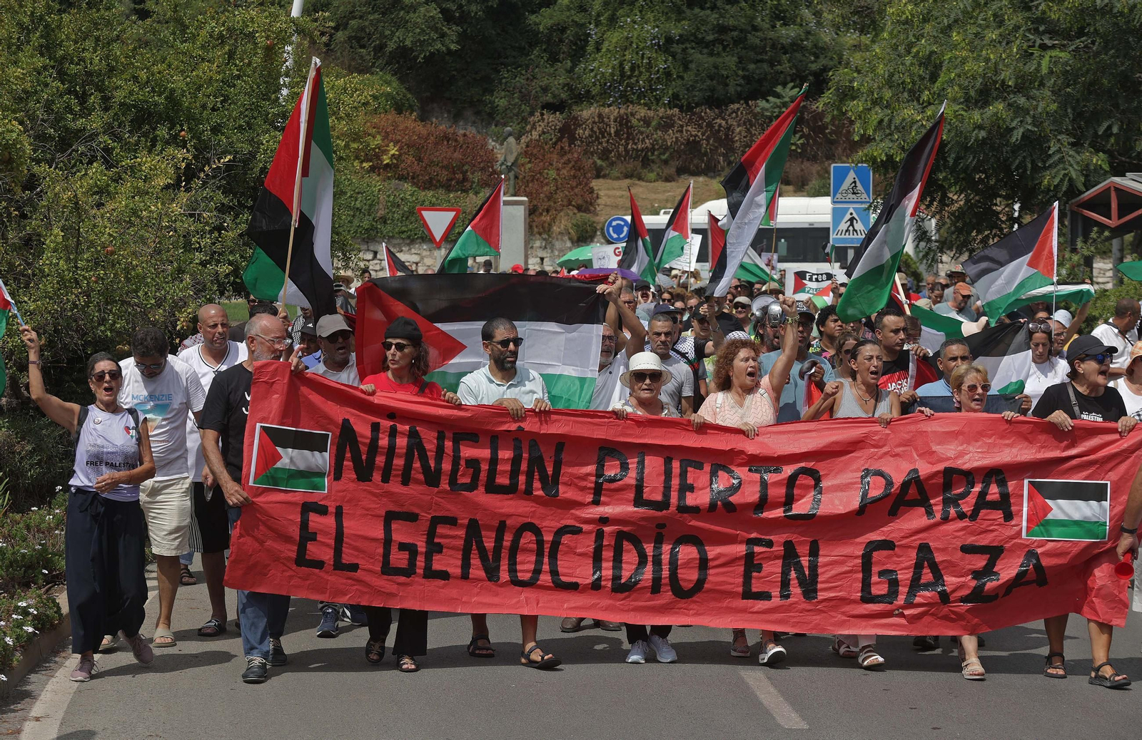 Fotos de la manifestación contra el uso del Puerto de Algeciras, para las operaciones de abastecimiento de Israel en la guerra con Gaza