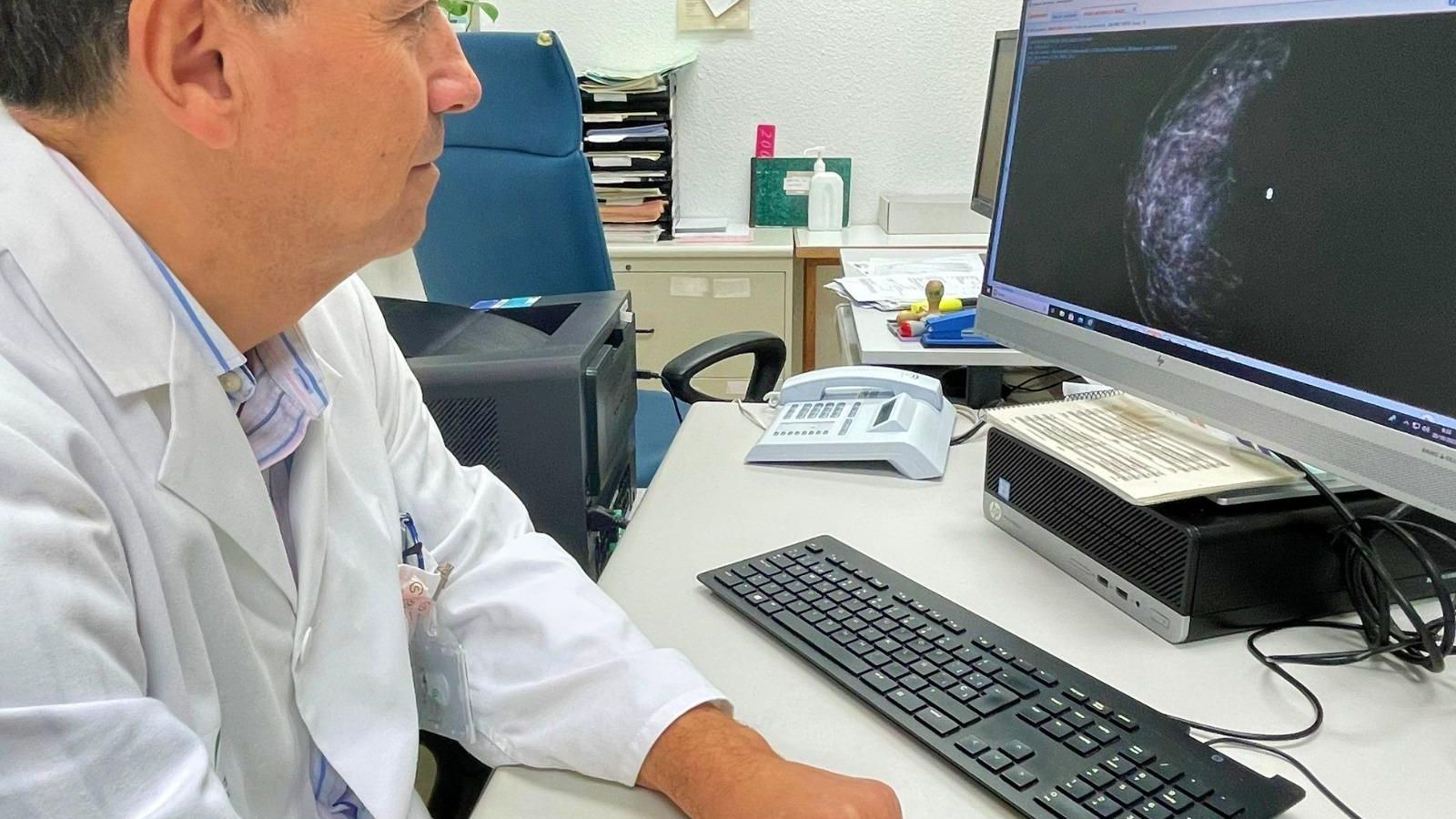 El doctor Francisco Muñoz, en consulta, revisando una mamografía.