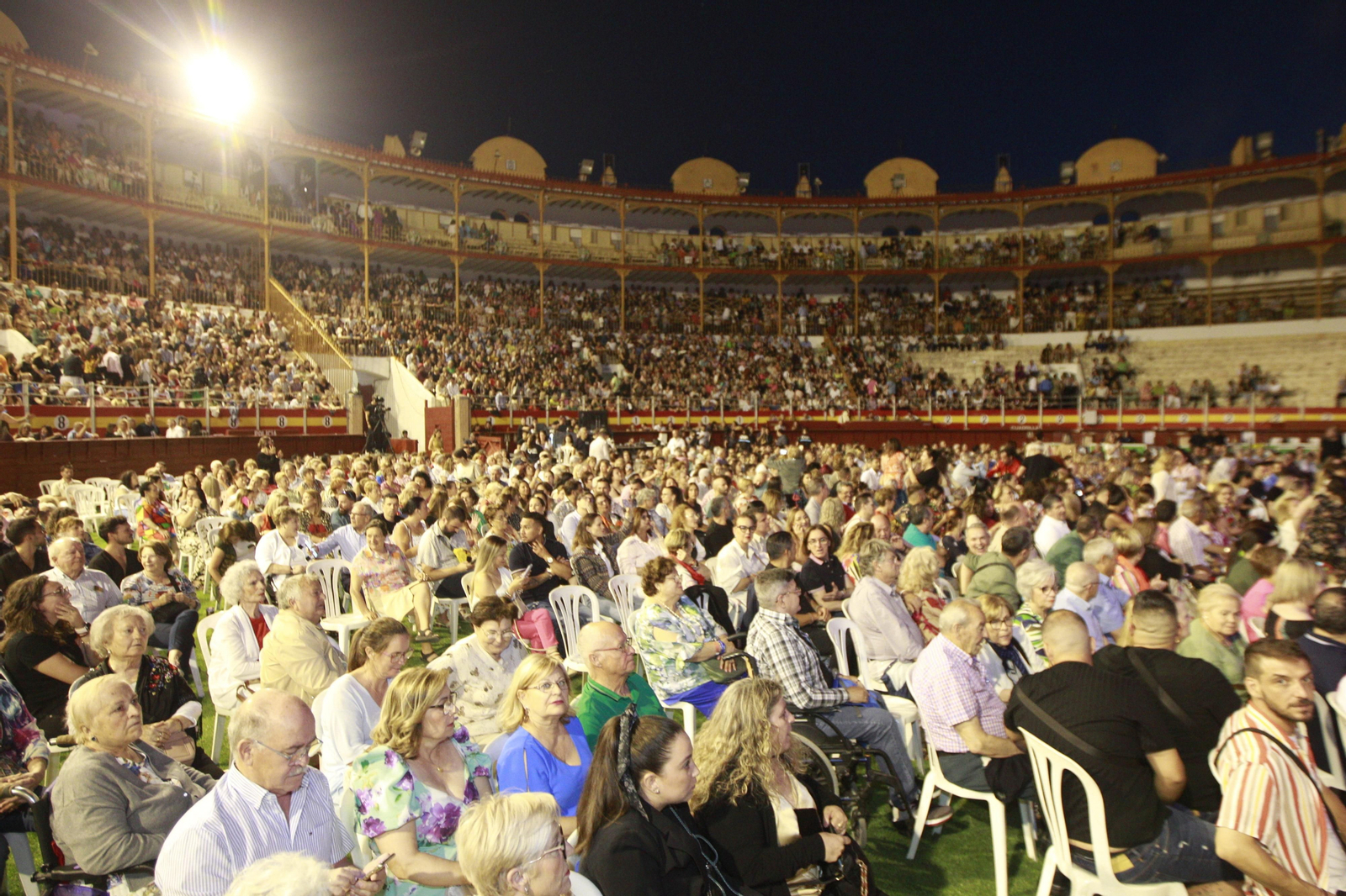 Isabel Pantoja cautiva al público de Almería en la plaza de toros