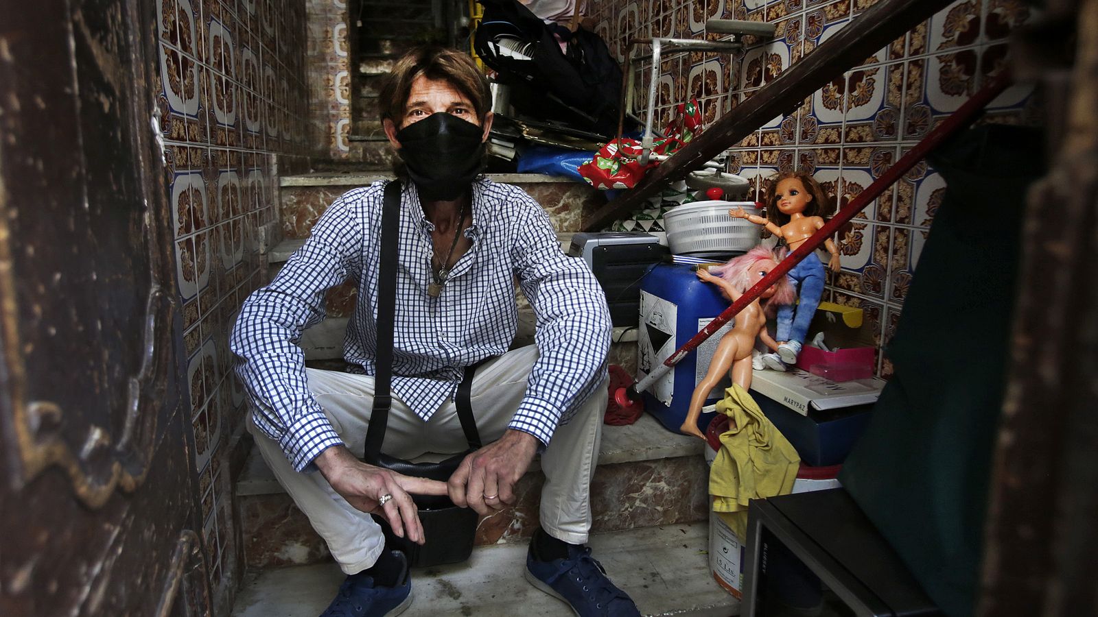 Juanlu, en la vivienda en la que vive con permiso de su propietario a cambio de cuidarle a sus mascotas.