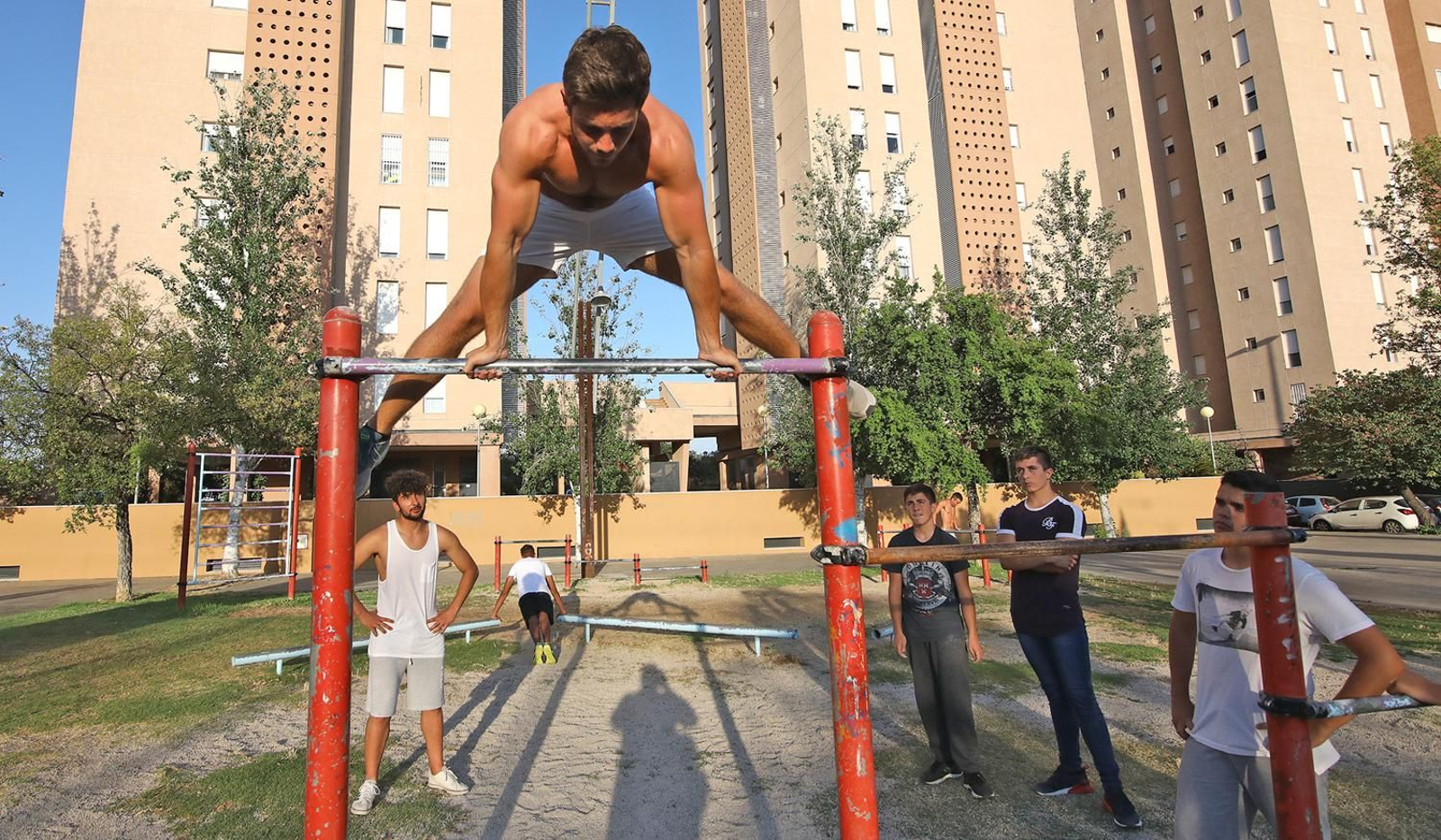 Jóvenes practicando Calistenia  en Jerez