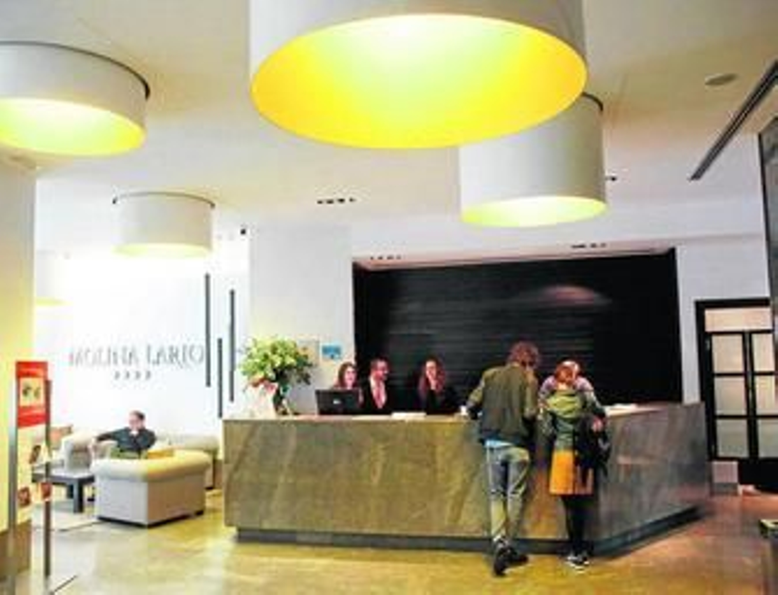 Clientes en la recepción del hotel ubicado en la calle que le da nombre, Molina Lario.