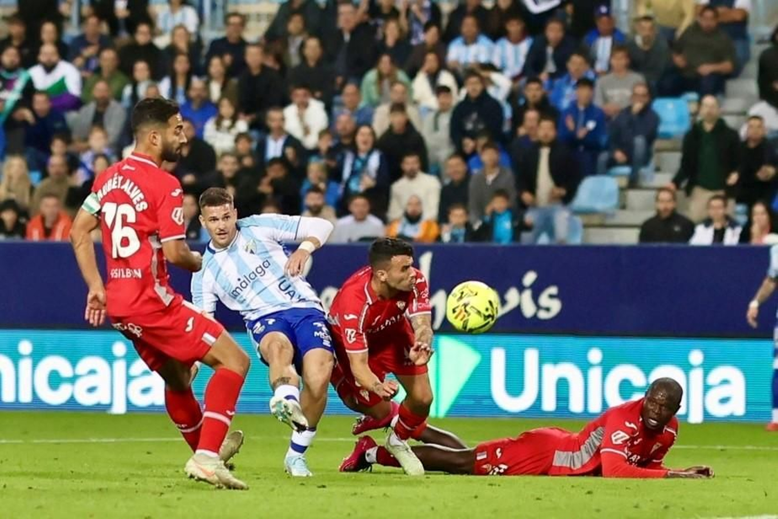 Las fotos del imponente ambiente en La Rosaleda en el Málaga - Córdoba CF