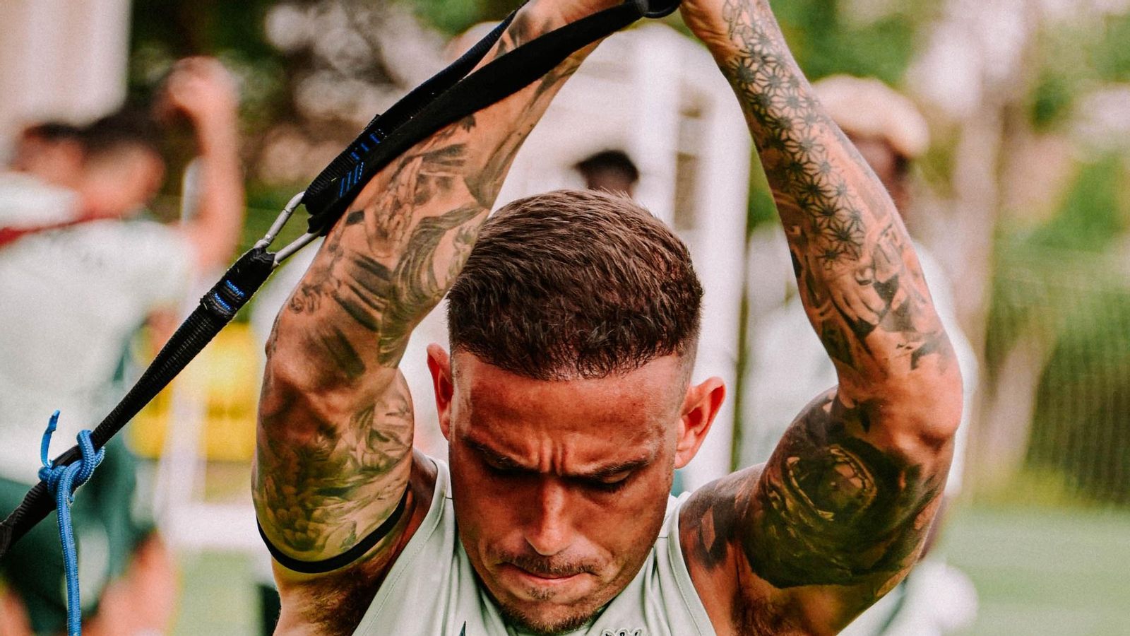 Trabajo intenso de Roger en el terreno de juego.