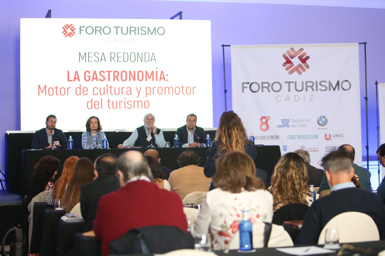 Momento de la celebración de una de las mesas redondas en el Hotel Gran Meliá Sancti Petri.