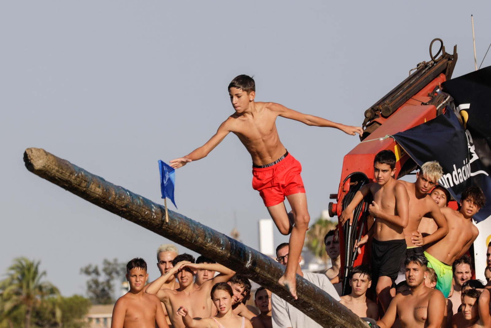 Las fotos de la cucaña en la Velá de Triana