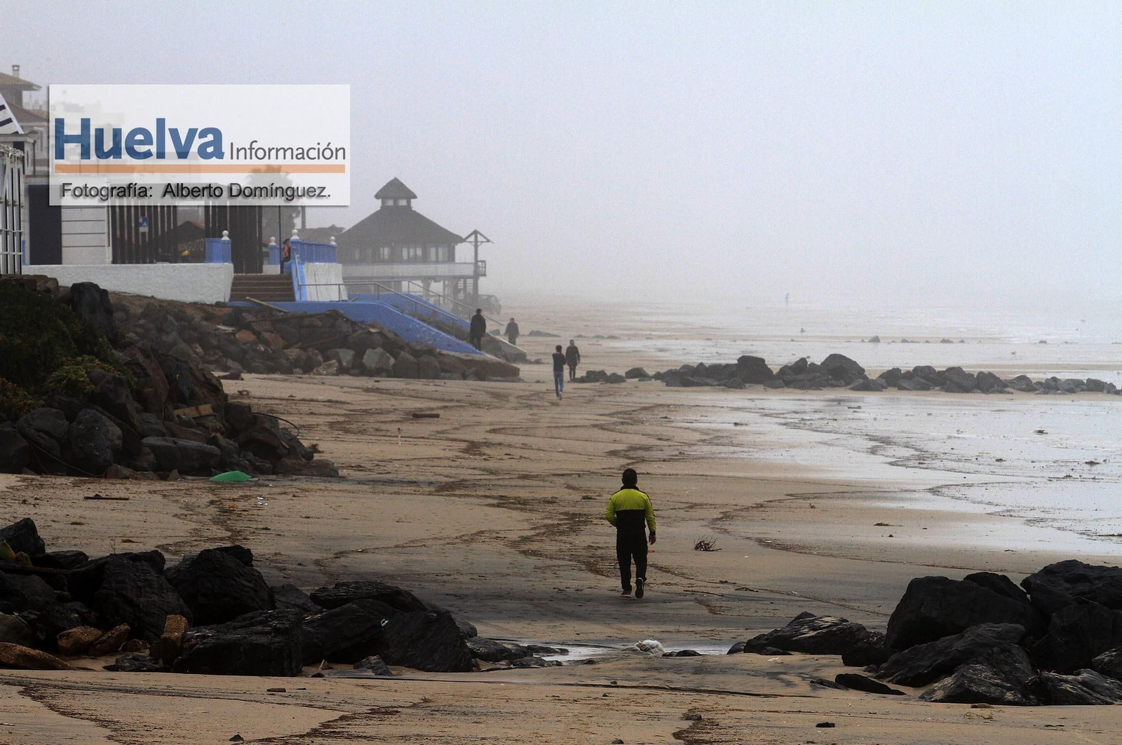 Imágenes del temporal de viento y lluvia en la playa de Matalascañas