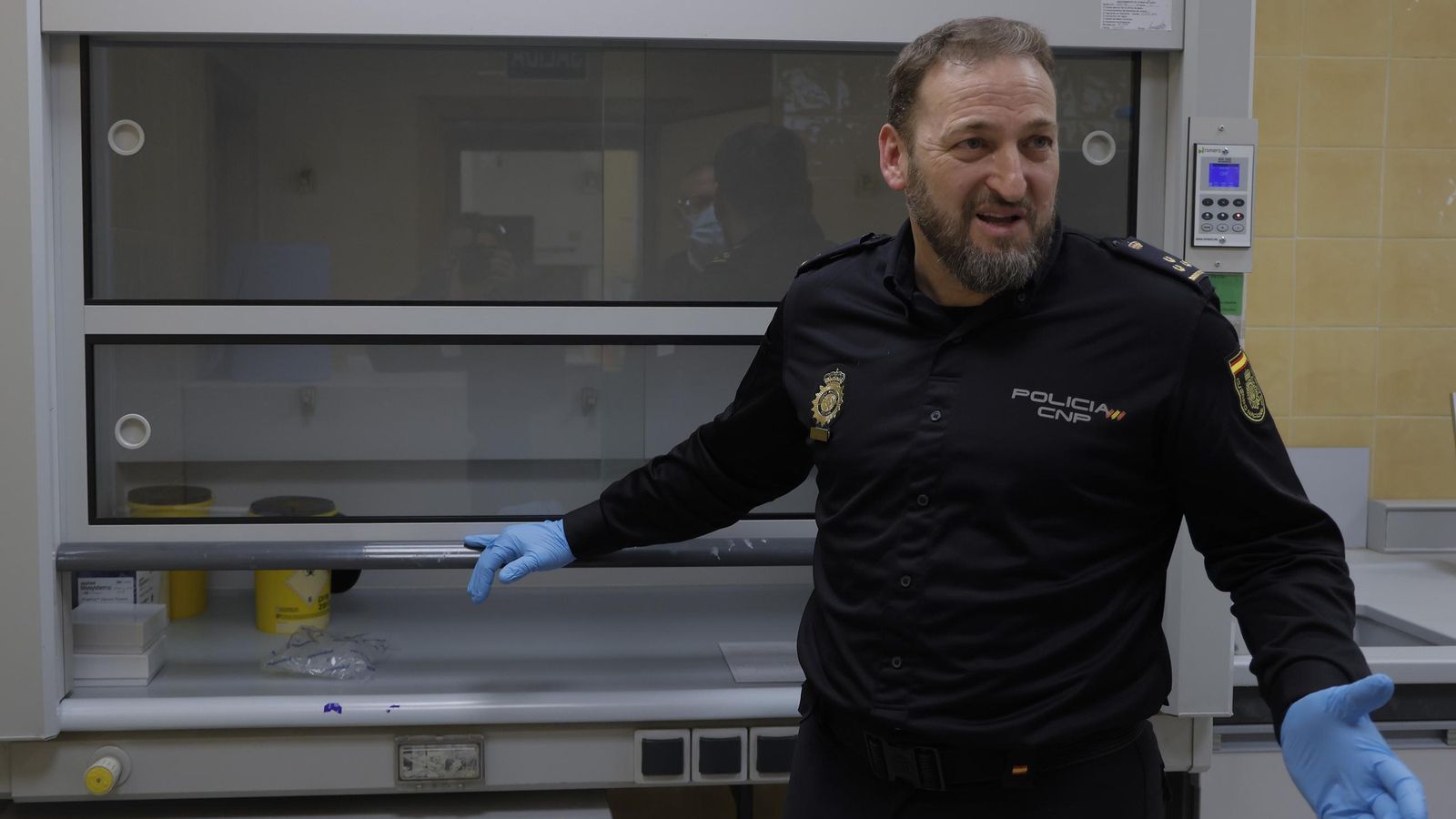 El inspector Cobos, con una de las campanas en la que se extraen las muestras.