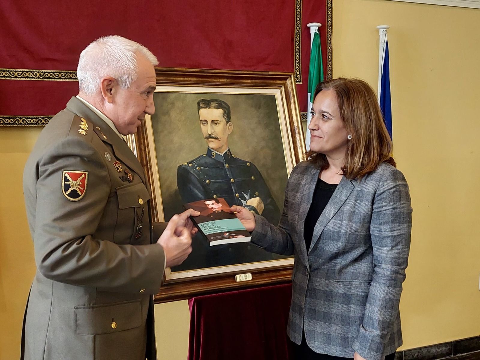 Ana González y el comandante militar de la provincia de Cádiz, en la presentación de los actos.