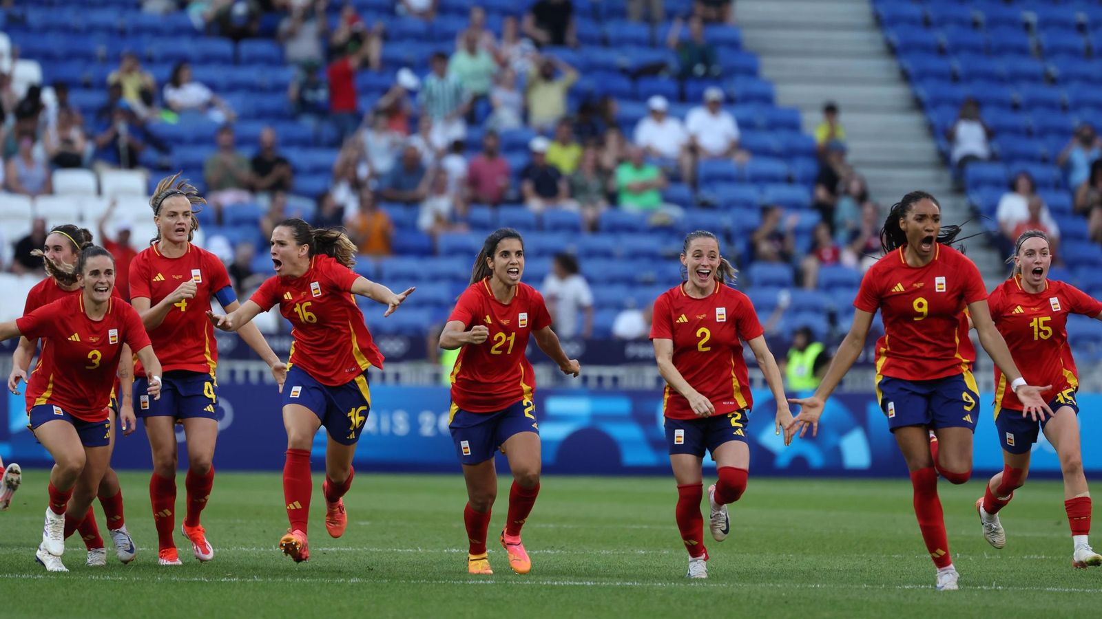 La selección española celebra el pase a las semifinales de los Juegos Olímpicos tras vencer en penaltis a Colombia.
