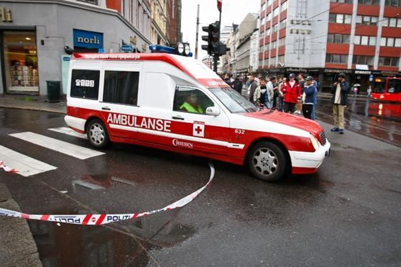 Dos ataques sacuden la capital noruega, el primero con un coche bomba en el centro de la ciudad y el segundo en un campamento juvenil.

Foto: AFP Photo