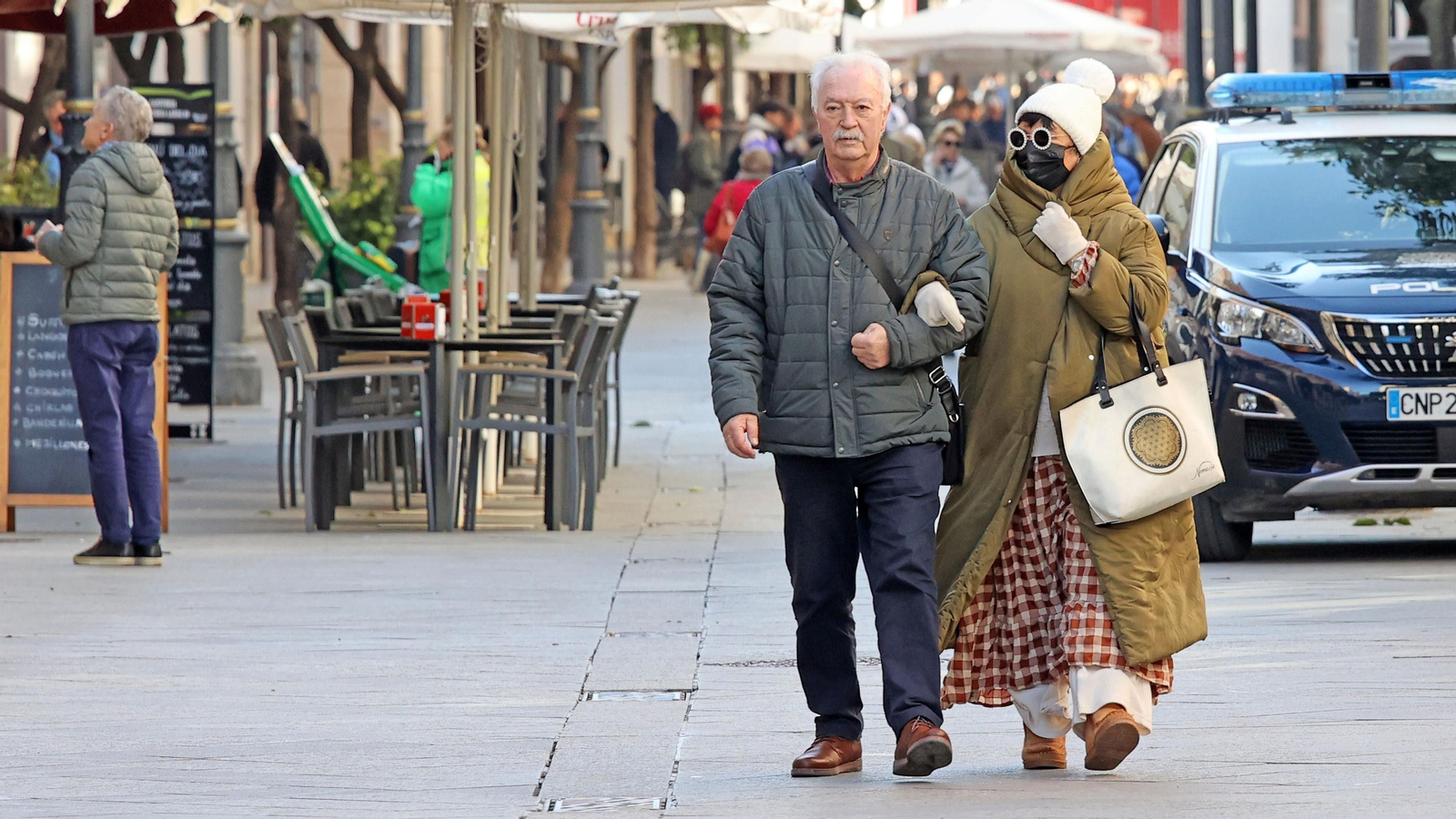 Una pareja, abrigada para protegerse del frío,  por la calle Larga, días atrás. Una pareja, abrigada para protegerse del frío,  por la calle Larga, días atrás.