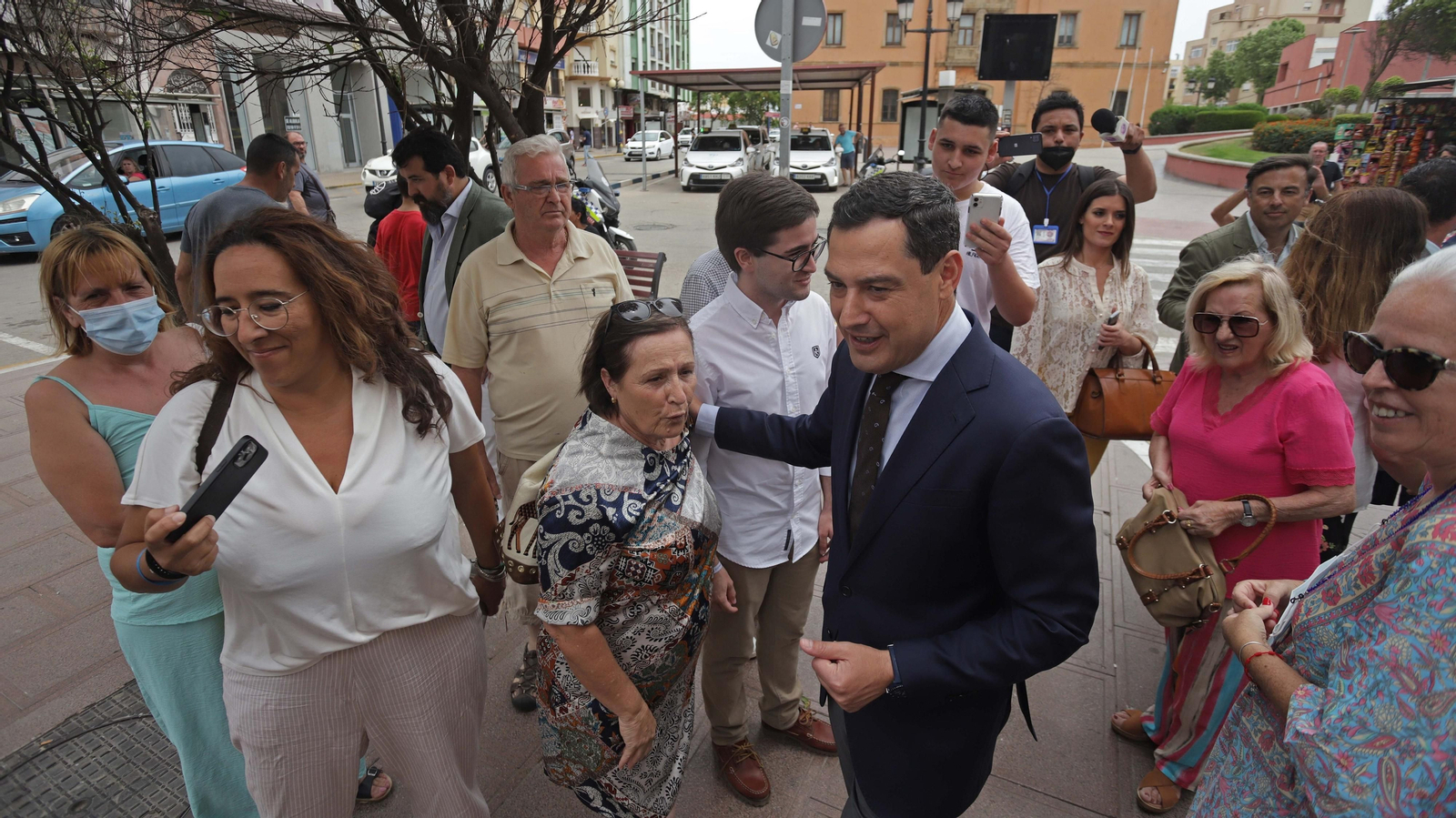 Fotos de la visita de Juanma Moreno a La Línea