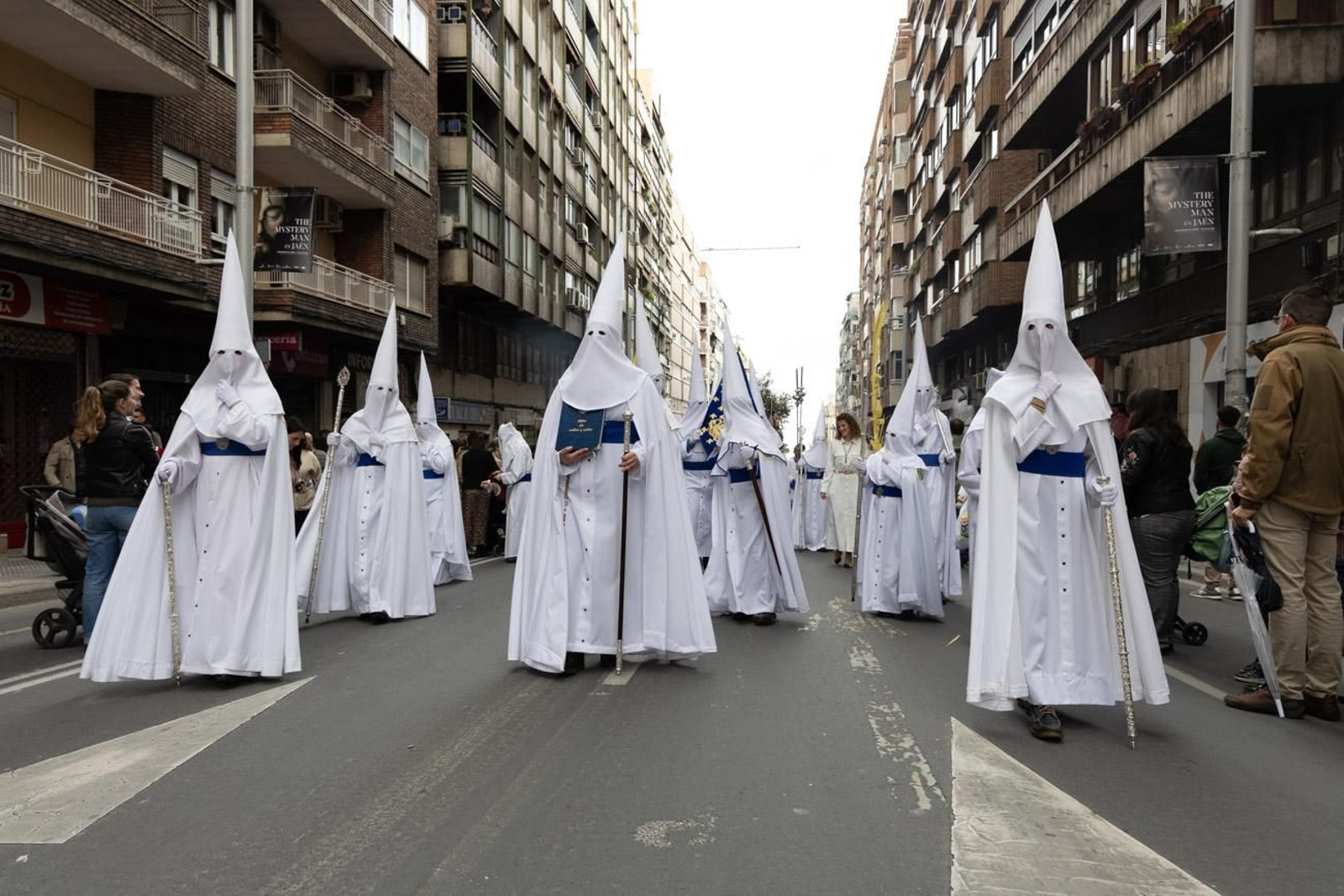 Los jiennenses se echan a la calle para presenciar la primera de las procesiones de la jornada: la Borriquilla (I)