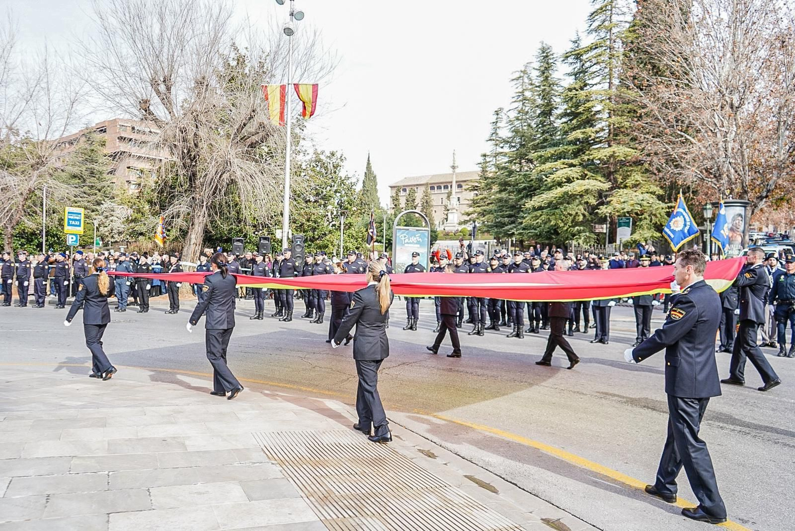 Fotogalería: Granada iza la bandera de España en el bicentenario de la Policía Nacional