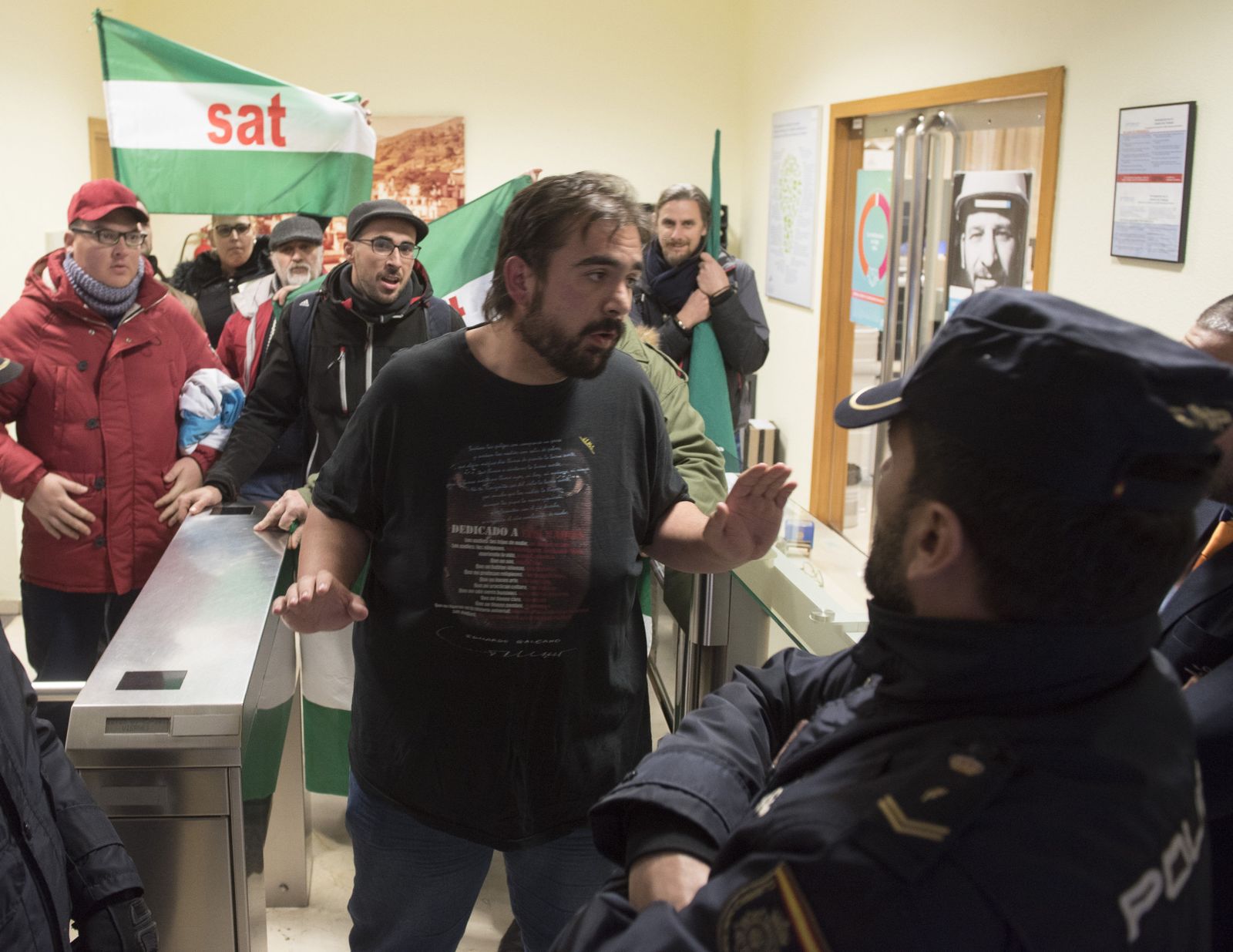 Representantes del SAT, en la sede de Endesa.