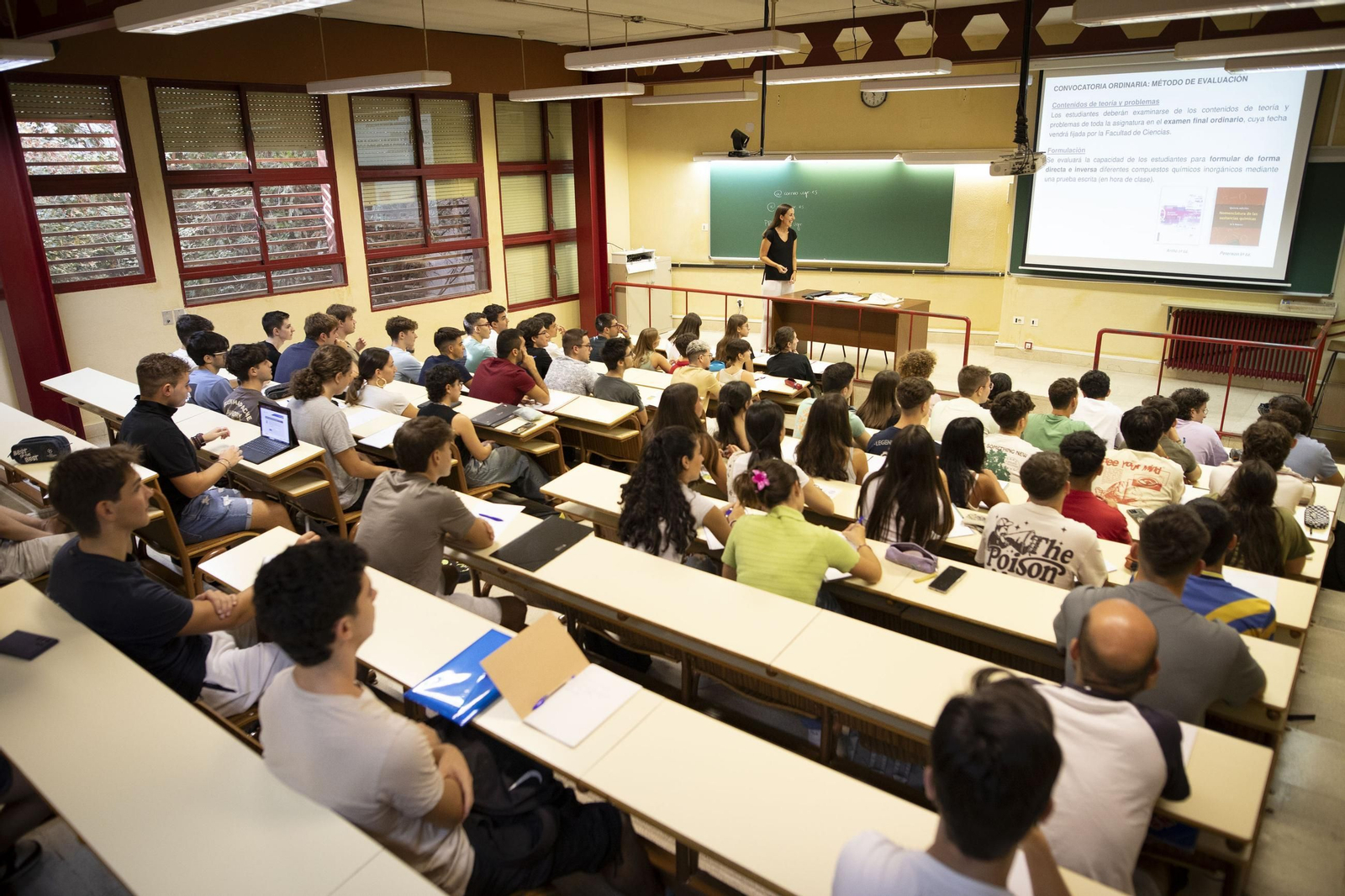 Clase en la Facultad de Ciencias de la UGR.