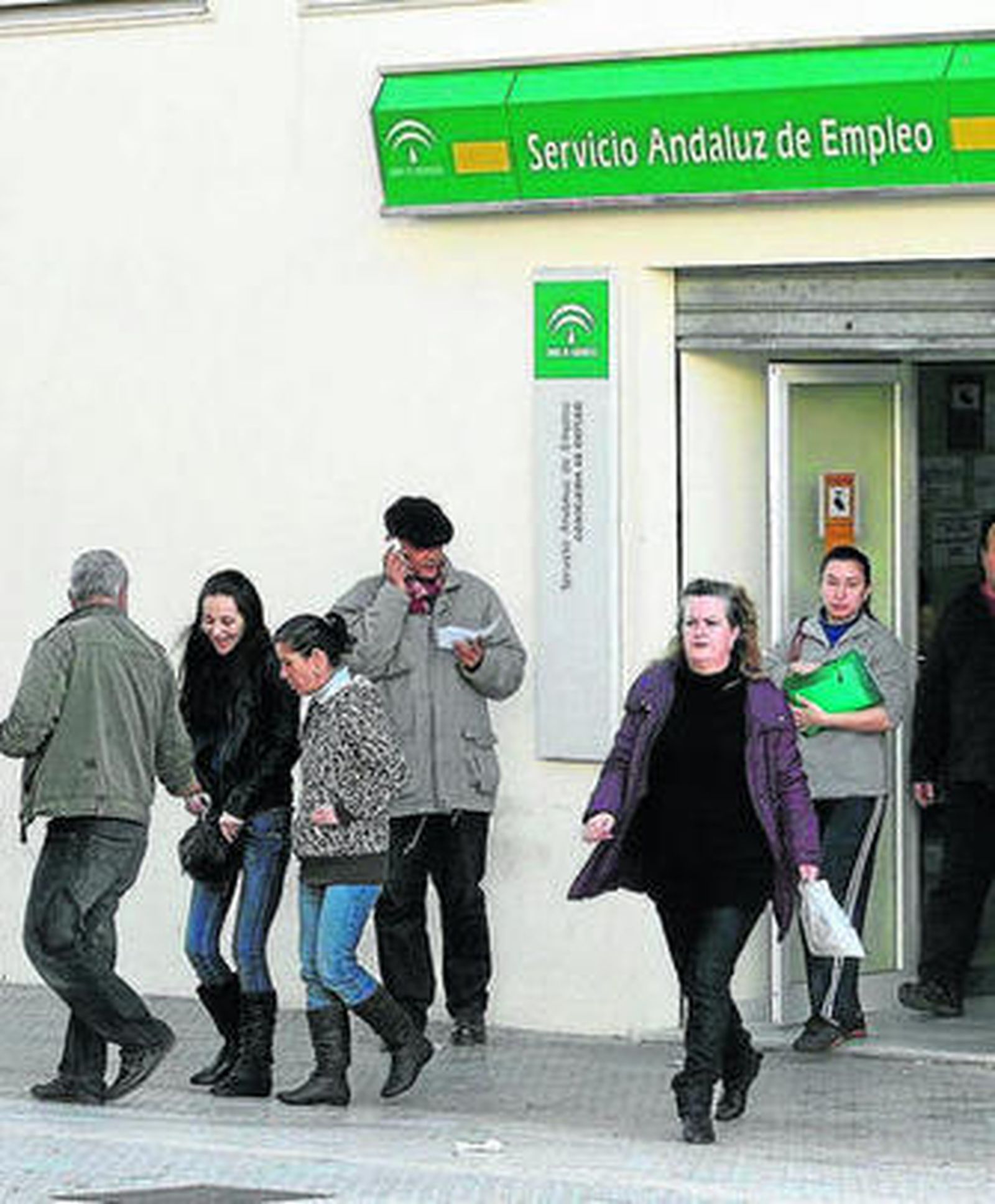 Usuarios del SAE de Algeciras saliendo de la oficina.
