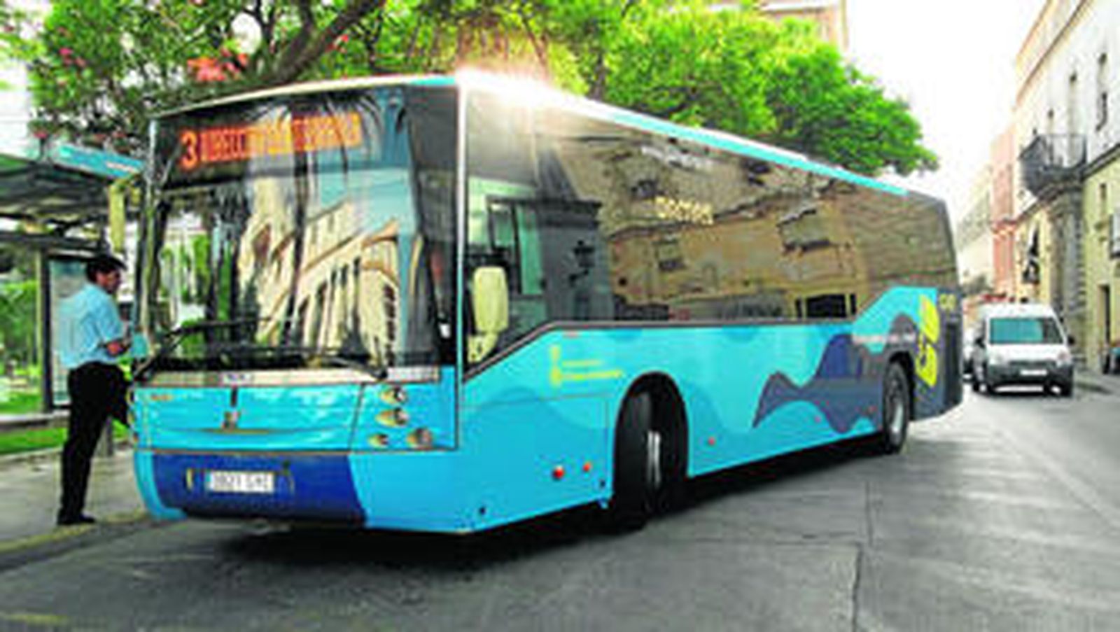 Un autobús urbano en la plaza del Polvorista.