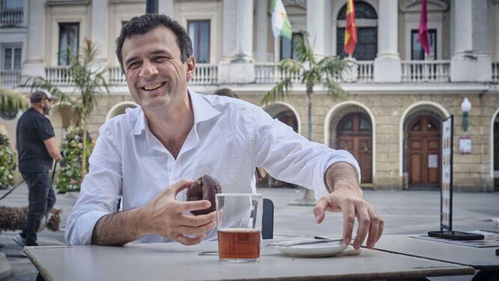 Bruno García merendando frente al Ayuntamiento de Cádiz en una imagen tras las elecciones del pasado 28 de mayo.