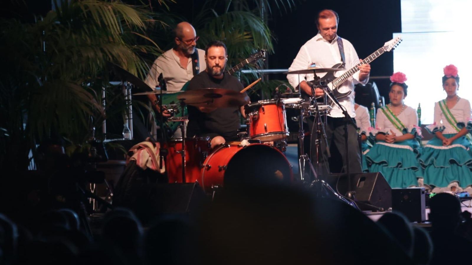 Una de las actuaciones musicales de la noche. Una de las actuaciones musicales de la noche.