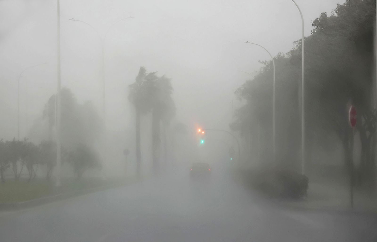 Intensas lluvias y calles desiertas en Huelva por la borrasca Marta