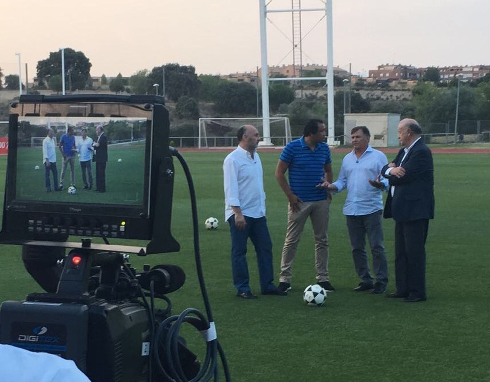 Ricardo Gallego, Benjamín Zarandona, José Antonio Camacho y Vicente del Bosque, en la grabación de 'De la arena al césped'.