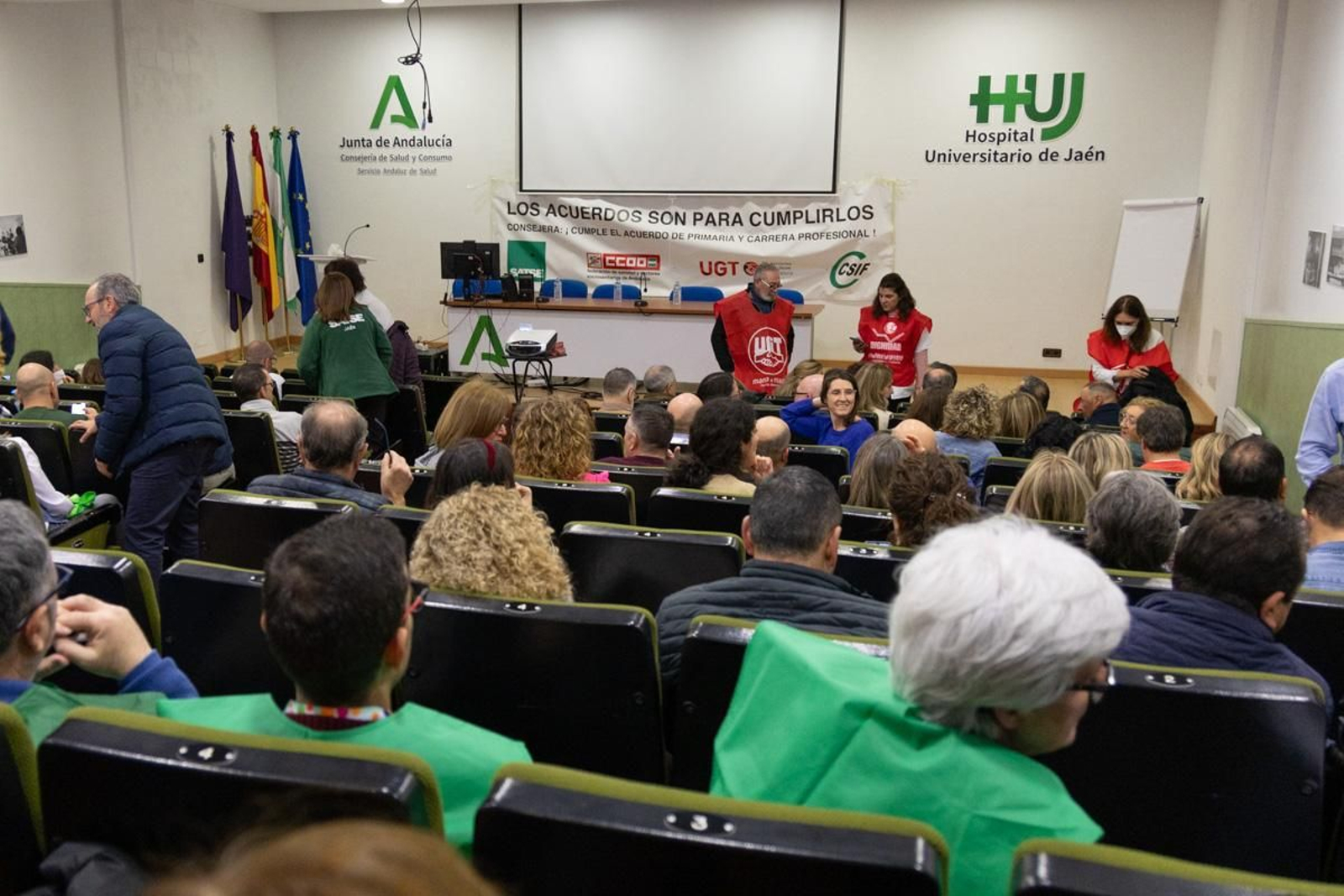 Encierro y asamblea convocado por CCOO, Satse, CSIF y UGT para denunciar el incumplimiento de los acuerdos en materia sanitaria por parte de la Junta de Andalucía