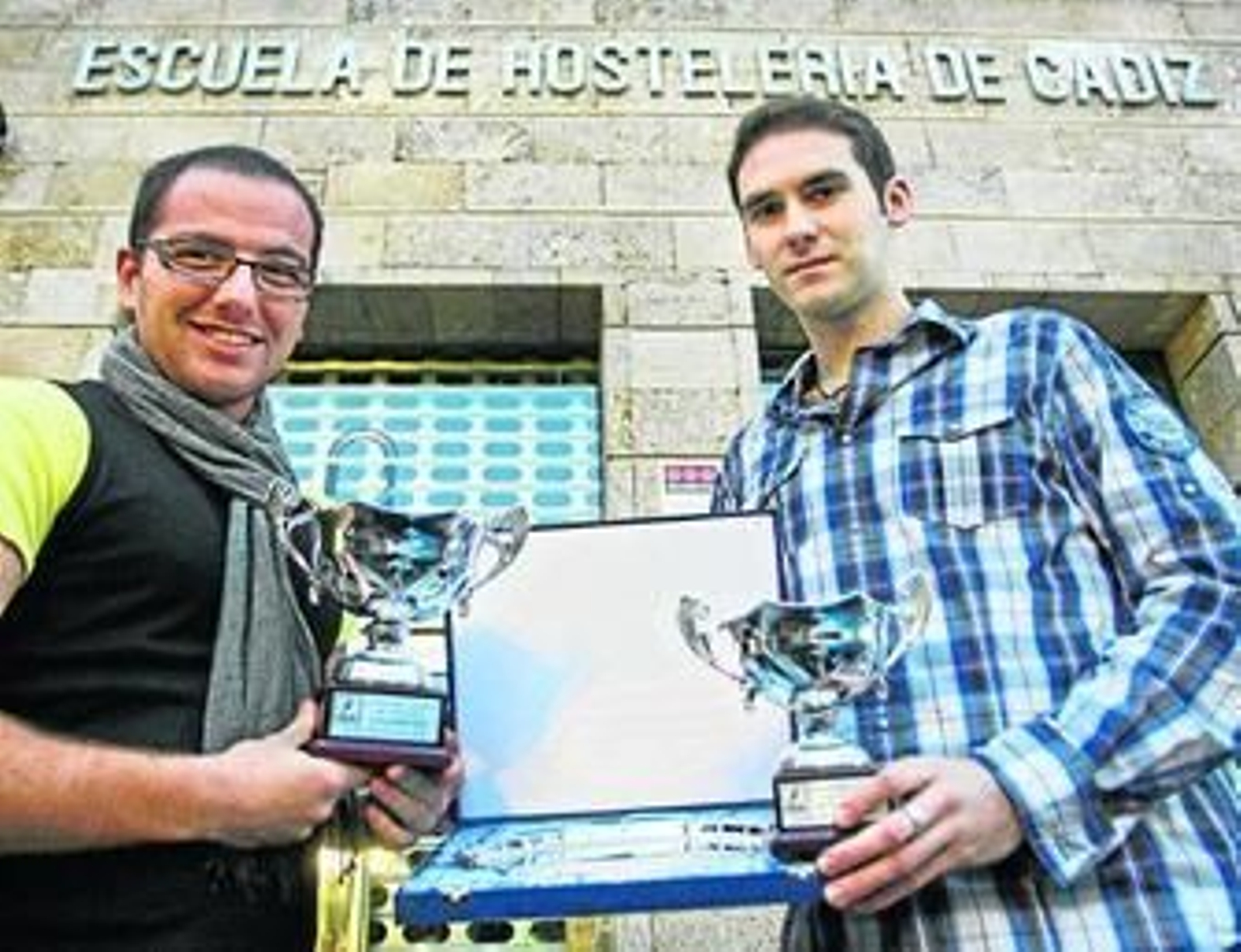 Jonatan (izquierda) y Samuel, con sus premios delante de la Escuela de Hostelería.