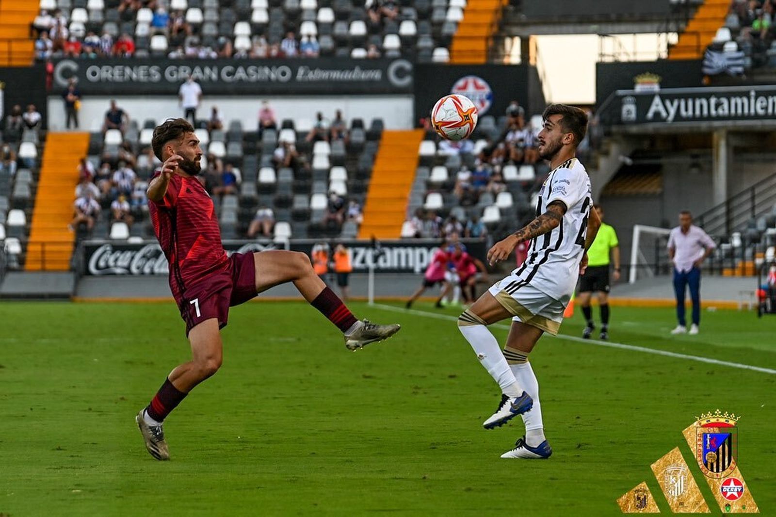 Josema Gallego se dispone a controlar el balón durante el CD Badajoz- Dux Internacional
