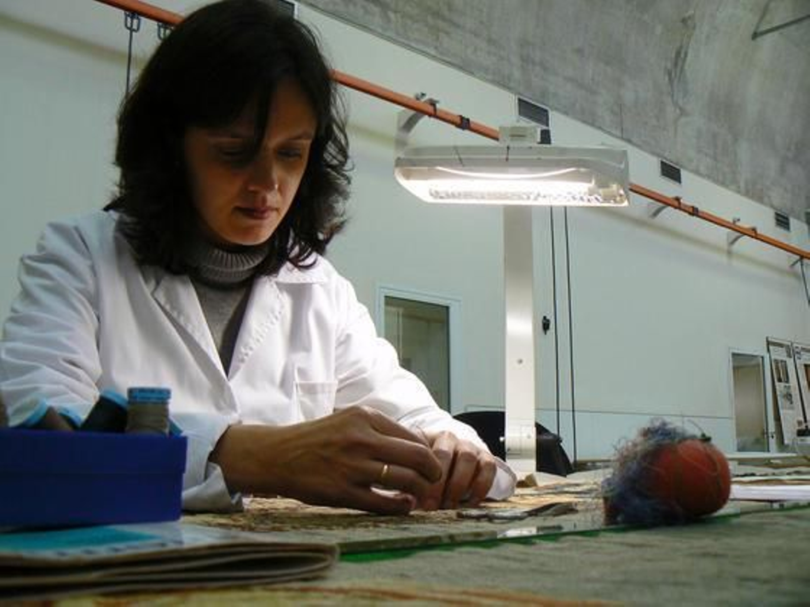 Una restauradora del IAPH en el taller textil.

Foto: Ruesga Bono