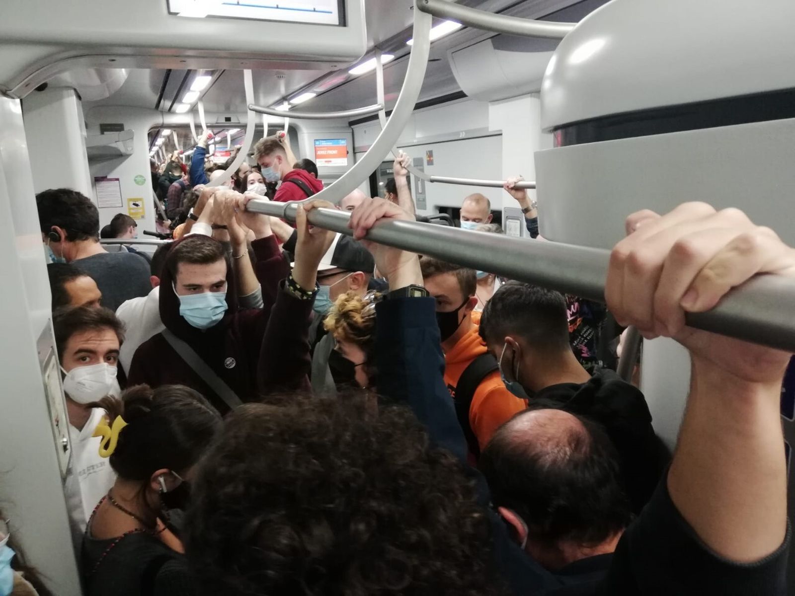 Vagones repletos de gente en el cercanías de Cádiz-Jerez