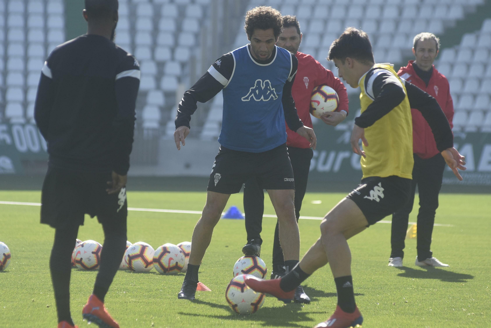 Álvaro Aguado toca el balón ante Quim Araujo, durante una sesión en El Arcángel.