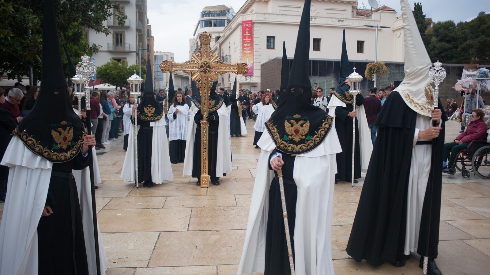 La hermandad del Amor y la Caridad se estrenó en Alcazabilla. La hermandad del Amor y la Caridad se estrenó en Alcazabilla.