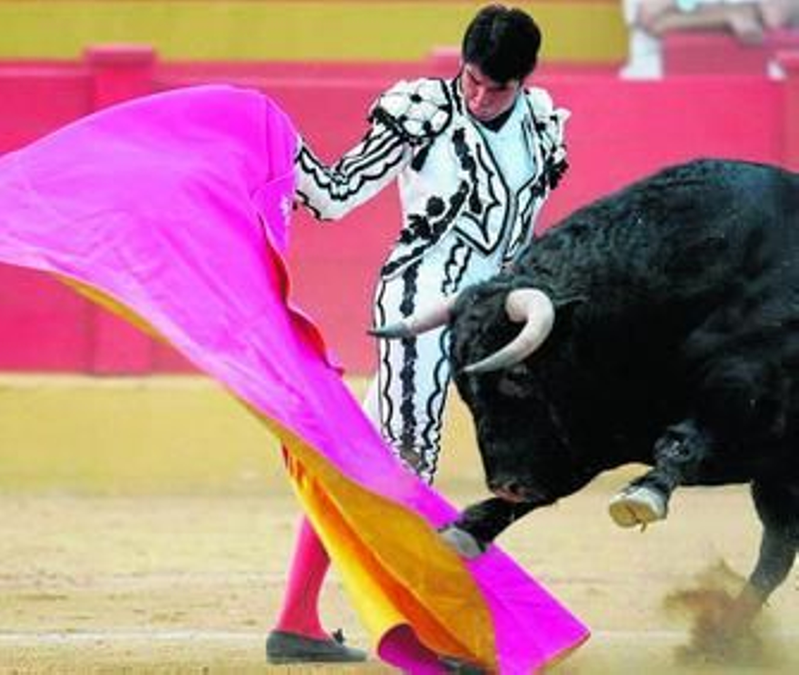 El diestro Salvador Vega con el mismo traje goyesco que lució ayer en la plaza de Archidona.