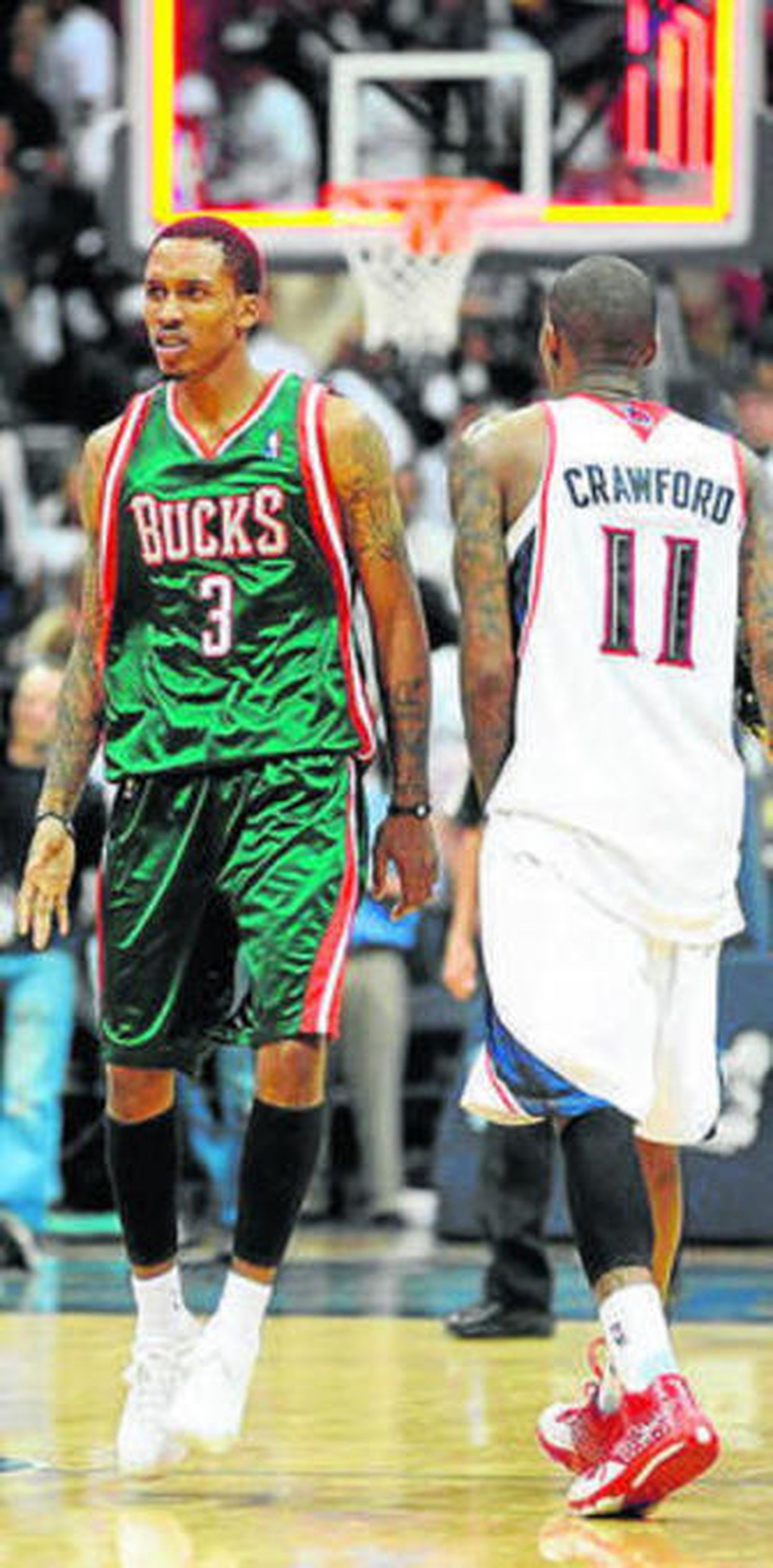 1. Pau Gasol es abrazado por Odom y Bynum tras el palmeo que le dio el triunfo y el pase a los Lakers a segunda ronda, en Oklahoma. El catalán fue el héroe de los campeones. 2. Jennings (3) encabeza la resistencia de los Bucks ante los Hawks en la única eliminatoria que queda por decidirse en la primera fase de los play-offs. 3. Lebron coloca la cinta de su compañero Mo Williams. Los Cavs avanzan con decisión y aguardan su gran duelo ante los Celtics. 4. Ginobili, con la nariz fracturada, ayudó a los Spurs a salir airosos frente a los Mavericks, el gran chasco de la primera ronda.